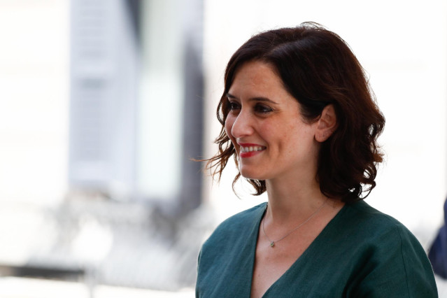 La candidata del Partido Popular a la presidencia de la Comunidad de Madrid, Isabel Díaz Ayuso, a su llegada al Congreso de los Diputados en el primer debate de investidura del candidato socialista a la Presidencia del Gobierno.