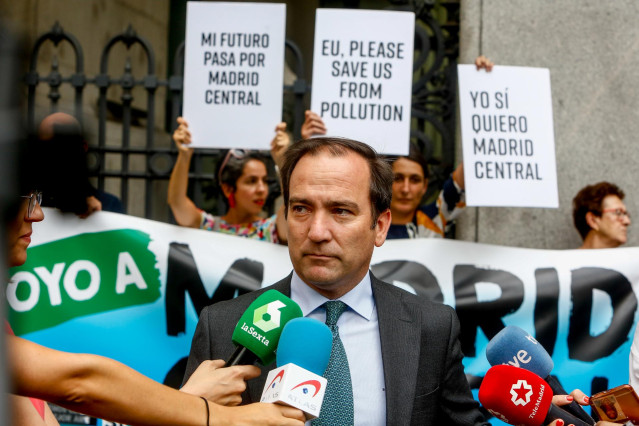 Ell delegado de Medio Ambiente y Movilidad de Madrid, Borja Carabante, ofrece declaraciones a los medios de comunicación tras su reunión con portavoces de la Plataforma en Defensa de Madrid Central.