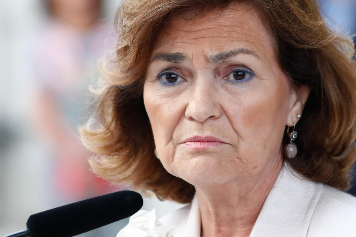 La vicepresidenta del Gobierno en funciones, Carmen Calvo, se dirige a los medios de comunicación a su llegada a la segunda seunda sesión del debate de investidura del candidato socialista a la Pres