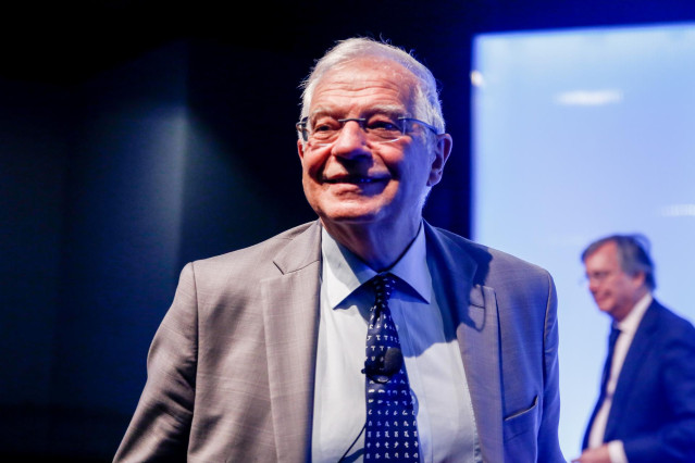 El ministro de Exteriores, Josep Borrell, entra en el debate con el director del Instituto de Estudios Europeos de la New York University School of Law, Joseph Weiler, en la Casa América de Madrid.