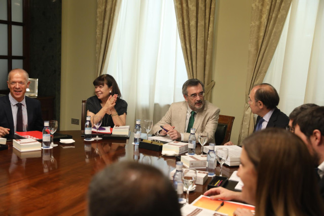 El portavoz del PSOE en el Senado, Ander Gil García (1i); la presidenta del PSOE y vicepresidenta priemra del Senado, Cristina Narbona (2i); el presidente del Senado, Manuel Cruz (3i) y el vicepresidente segundo del Senado, Pio García- Escudero (4i), dura