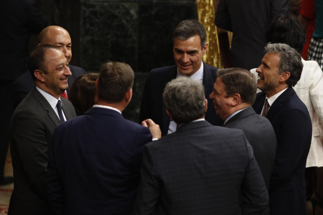 El presidente del Gobierno en funciones y candidato del PSOE a la reelección, Pedro Sánchez, habla con algunos varones del partido en el Congreso de los Diputados durante la segunda sesión del debate de investidura a la Presidencia del Gobierno.