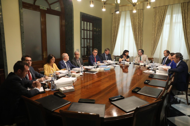 Reunión de los miembros de la mesa del Senado, a la cual han asistido:  El senador del PNV y secretario tercero de la mesa del Senado, Imanol Landa Jáuregui (6i); el senador del PSOE y secretario primero de la mesa del Senado, Fernando Martínez (7i); la p