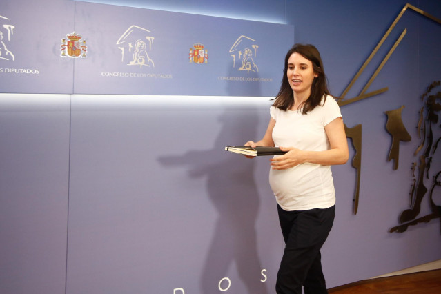 La portavoz parlamentaria de Unidas Podemos, Irene Montero, ofrece declaraciones a los medios de comunicación tras la reunión de la mesa política del Grupo Confederal de su partido.