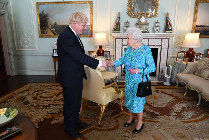La Reina Isabel II recibe a Boris Johnson