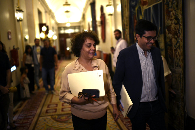 La vicepresidenta primera de la mesa del Cogreso de los Diputados, Gloria Elizo Serrano (Unidas Podemos) y el secretario primero de la mesa del Congreso de los Diputados, Gerardo Pisarello Prados (En Comú Podem), a su llegada a la reunión con los miembros