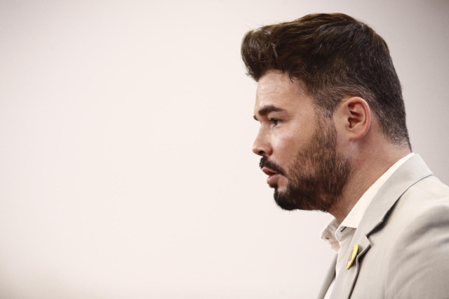 El portavoz de ERC en el Congreso de los Diputados, Gabriel Rufián, ofrece una rueda de prensa horas previas a la segunda votación para la investidura del candidato socialista a la Presidencia del Gobierno.