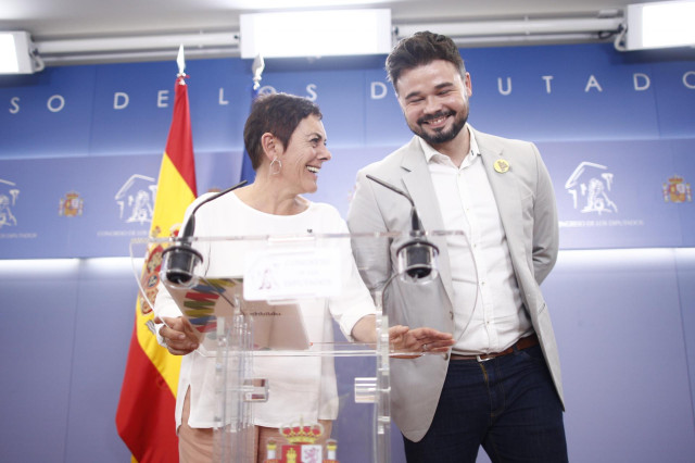 La portavoz de EH Bildu en el Congreso de los Diputados y el de ERC, Mertxe Aizpurúa y Gabriel Rufián, ofrecen una rueda de prensa horas previas a la segunda votación para la investidura del candidato socialista a la Presidencia del Gobierno.