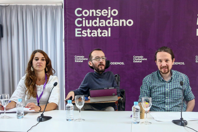 El secretario general de Podemos, Pablo Iglesias, y el todavía secretario general de Organización del Partido, Pablo Echenique, intervienen en una rueda de prensa tras la reunión mantenida con los cabezas de negociación de la Comunidad Valenciana, Baleare