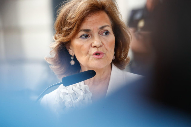 La vicepresidenta del Gobierno en funciones, Carmen Calvo, se dirige a los medios de comunicación a su llegada a la segunda seunda sesión del debate de investidura del candidato socialista a la Presidencia del Gobierno, Pedro Sánchez.