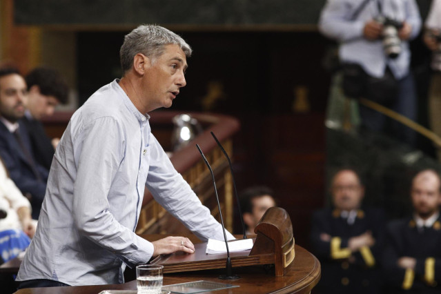 El diputado de EH Bildu Oskar Matute durante su discurso previo a la segunda votación para la investidura del candidato socialista a la Presidencia del Gobierno.