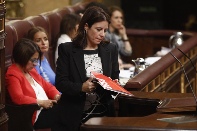La portavoz del PSOE en el Congreso de los Diputados, Andriana Lastra antes de su discurso previo a la segunda votación para la investidura del candidato socialista a la Presidencia del Gobierno.