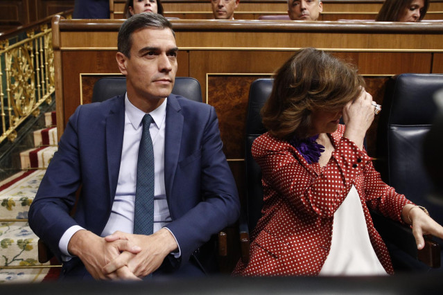 El presidente y la vicepresidenta del Gobierno en funciones Pedro Sánchez y Carmen Calvo, sentados en su escaño en el Congreso de los Diputados antes de la segunda votación para la investidura del candidato socialista a la Presidencia del Gobierno y despu