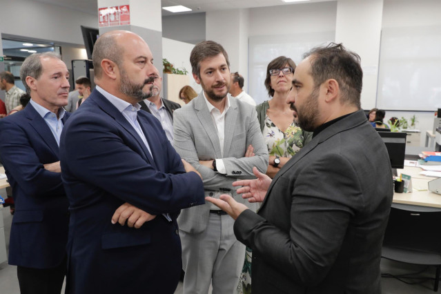 El presidente en funciones de la Comunidad de Madrid, Pedro Rollán, en la visita a la Oficina Pública de Empleo en Usera.