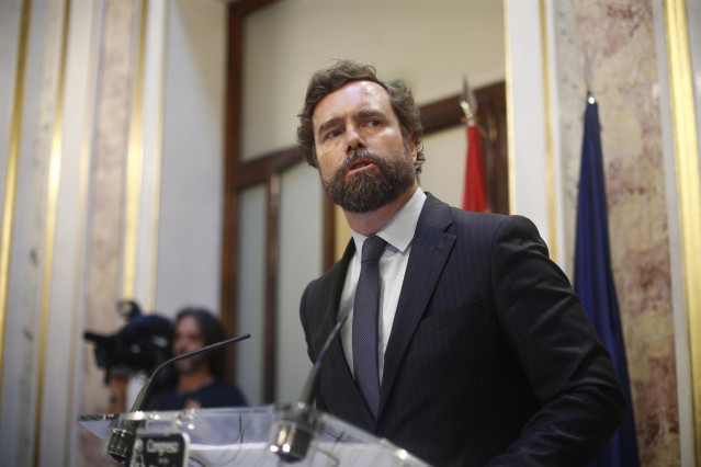 El portavoz de Vox en el Congreso de los Diputados, Iván Espinosa de los Monteros, en rueda de prensa tras la segunda votación para la investidura del candidato socialista a la Presidencia del Gobierno, la cual ha resultado fallida.