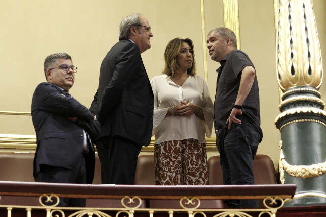 El candidato socialista a la Presidencia de la Comunidad de Madrid, Ángel Gabilondo; la secretaria general del PSOE de Andalucía, Susana Díaz; y el secretario general de CCOO, Unai Sordo, conversan antes de la  segunda votación para la investidura del can