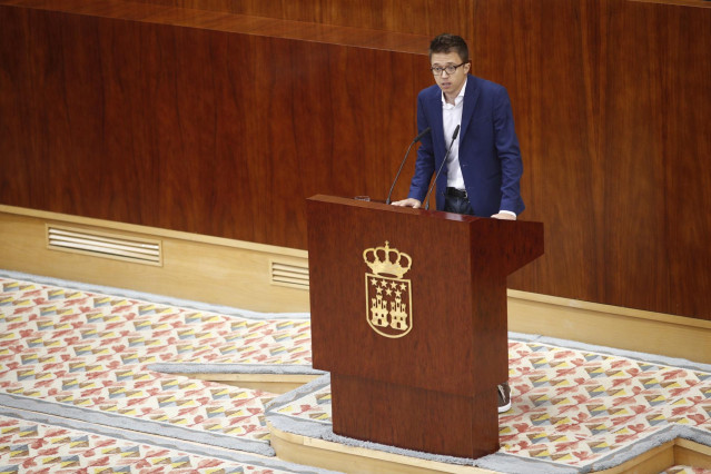 El candidato de MásMadrid a la presidencia de la Comunidad de Madrid, Íñigo Errejón, durante su intervención en el pleno de investidura del presidente de la Comunidad de Madrid.