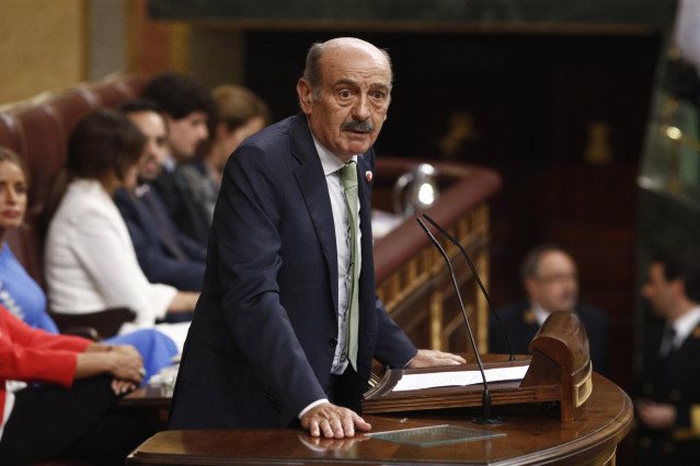 El portavoz del Partido Regionalista Cántabro (PRC) en el Congreso de los Diputados, José María Mazón, durante su discurso previo a la segunda votación para la investidura del candidato socialista a la Presidencia del Gobierno.