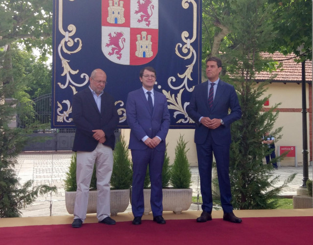 El presidente de la Junta, Alfonso Fernández Mañueco, en el centro, con el vicepresidente del Ejecutivo, Francisco Igea, (izq) y el consejero de la Presidencia, Ángel Ibáñez (dcha).
