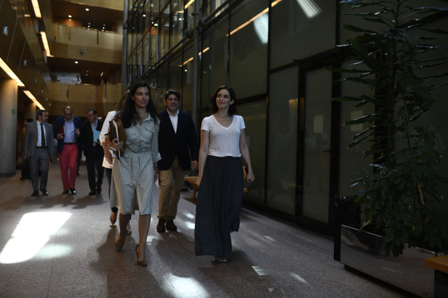 (I-D) La candidata de VOX a la presidencia de la Cominidad de Madrid, Rocío Monasterio y la candidata del PP a la presidencia de la Comunidad de Madrid, Isabel Díaz Ayuso, tras la reunión en la Asamblea de Madrid,  para negociar un documento y desbloquear
