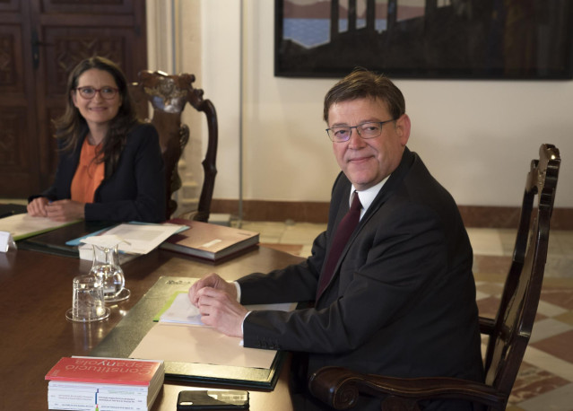 La vicepresidenta de la Comunidad Valenciana, consellera de Igualdad y Políticas Inclusivas y portavoz del Consell, Mónica Oltra, y el president de la Generalitat, Ximo Puig, durante el primer pleno del Consell de la X legislatura de Las Cortes valenciana