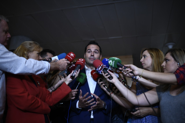 El candidato de Ciudadanos a la presidencia de la Comunidad de Madrid, Igancio Aguado, en rueda de prensa en la Asamblea de Madrid, el mismo día que VOX y PP se han reunido para negociar un documento y desbloquear la gobernabilidad en la comunidad, reunió