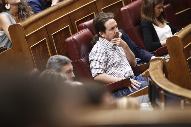El secretario general de Podemos, Pablo Iglesias, escucha con gesto serio el discurso del presidente del Gobierno en funciones previo a la  segunda votación para la investidura del candidato socialista a la Presidencia del Gobierno. Iglesias confirmó prev