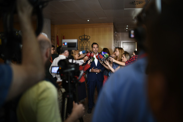 El candidato de Ciudadanos a la presidencia de la Comunidad de Madrid, Igancio Aguado, en rueda de prensa en la Asamblea de Madrid, el mismo día que VOX y PP se han reunido para negociar un documento y desbloquear la gobernabilidad en la comunidad, reunió
