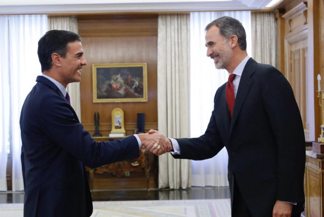El socialista Pedro Sánchez saludando al Rey Felipe