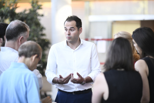 El candidato de Ciudadanos a la presidencia de la Comunidad de Madrid, Igancio Aguado (con camisa blanca), habla con periodistas en la Asamblea de Madrid, tras la decisión de Ciudadanos de no asistir a la reunión antre VOX y PP para negociar un documento