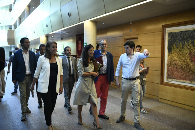 La candidata de VOX a la presidencia de la Cominidad de Madrid, Rocío Monasterio (3d), tras la reunión con el PP en la Asamblea de Madrid para negociar un documento y desbloquear la gobernabilidad de la Comunidad de Madrid.