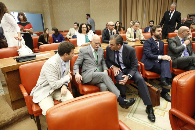 -El diputado de Vox, Agustín Rosety (2i); el secretario general de Vox y concejal en el Ayuntamiento de Madrid, Javier Ortega-Smith (3i); el portavoz parlamentario de Vox en el Congreso, Iván Espinosa de los Monteros (4i) y el diputado Víctor Sánchez (5i)