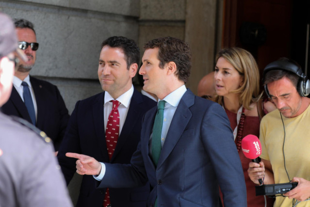 El secretario general del PP, Teodoro García Egea y el presidente del Partido Popular, Pablo Casado, a la salida del Congreso de los Diputados tras la segunda votación para la investidura del candidato socialista a la Presidencia del Gobierno, la cual ha