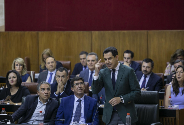 Segunda jornada del Pleno del Parlamento andaluz,El presidente de la Junta de Andalucía, Juanma Moreno, responde a las preguntas de grupo parlamentario socialista durante su intervención en la sesión de control al gobierno.