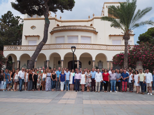 Foto de familia de la escuela de municipalismo de verano del PPCV, con Cuca Gamarra, Isabel Bonig y Miguel Barrachina