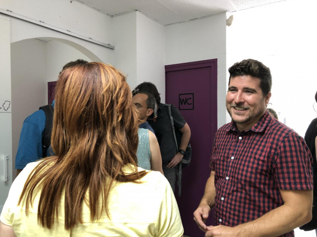 El secretario general de Podemos Aragón, Nacho Escartín, este sábado antes de explicar el preacuerdo alcanzado con el PSOE, en la sede de la formación morada en Zaragoza.
