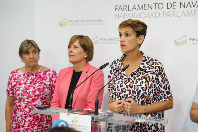 (I-D) La Coordinadora de Izquierda Unida de Navarra, Marisa de Simón; la jefa del Ejecutivo en funciones y líder de Geroa Bai, Uxue Barkos y la secretaria general de PSN, María Chivite, durante la rueda de prensa tras cerrarse el preacuerdo entre PSN, Ger