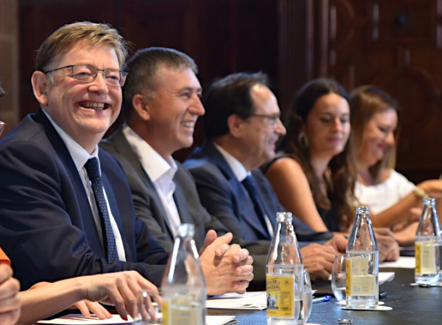(Izq) El presidente de la Generalitat, Ximo Puig, presente en la reunión de la Mesa de Diálogo Social de la Comunitat Valenciana en el Palau de la Generalitat de Valencia.