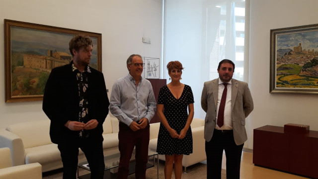 De izquierda a derecha, los parlamentarios de EH Bildu Maiorga Ramírez, Adolfo Araiz y Bakartxo Ruiz, con el presidente del Parlamento de Navarra, Unai Hualde, en la ronda de consultas para proponer candidatura a la Presidencia de Navarra.