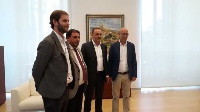 De izquierda a derecha, el parlamentario de Navarra Suma Alberto Bonilla, el presidente del Parlamento de Navarra, Unai Hualde, y los parlamentarios de Navarra Suma Javier Esparza y José Suárez.