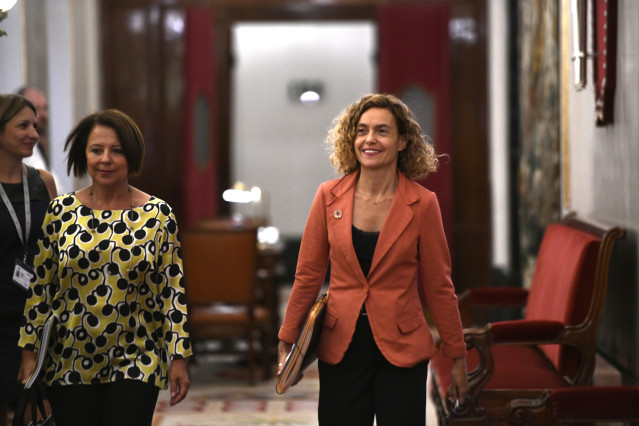 (I-D) La secreataria segunda de la mesa del Congreso de los Diputados, Sofía Hernanz (PSOE) y la presidenta del Congreso de los Diputados Meritxell Batet (PSOE)
