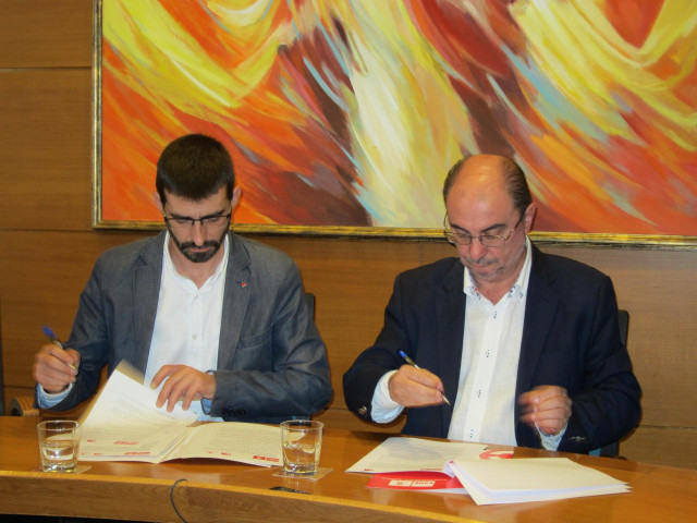 El coordinador general de IU Aragón, Álvaro Sanz, y el secretario general del PSOE Aragón, Javier Lambán, suscriben el acuerdo de investidura.