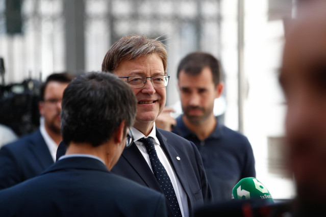 El presidente de la Generalitat Valenciana, Ximo Puig, llega a la primera sesión del debate de investidura del candidato socialista a la Presidencia del Gobierno.
