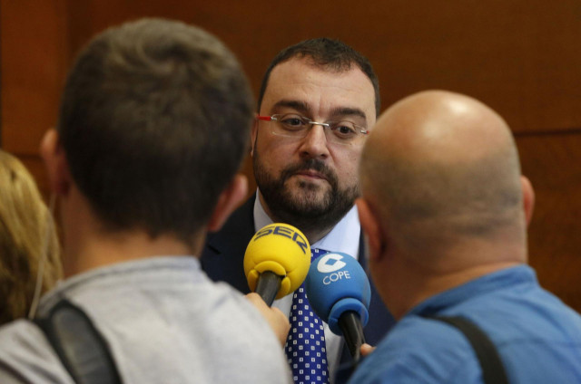 El presidente del Principado, Adrián Barbón, atiende a los medios en la sede de Presidencia.