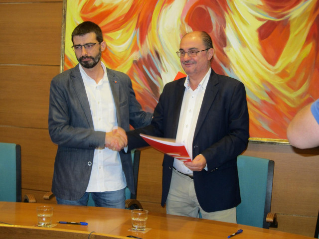 El secretario general del PSOE-Aragón, Javier Lambán, y el coordinador general de IU-Aragón, Álvaro Sanz, tras firmar el acuerdo de investidura este lunes.