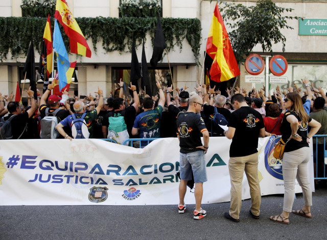 Agentes de la Policía Nacional y Guardia Civil pertenecientes a la asociación Jusapol se concentran en la sede del Ministerio del Interior al no ser invitados a participar en una reuníon de la comisión de seguimiento del acuerdo de equiparación salarial p