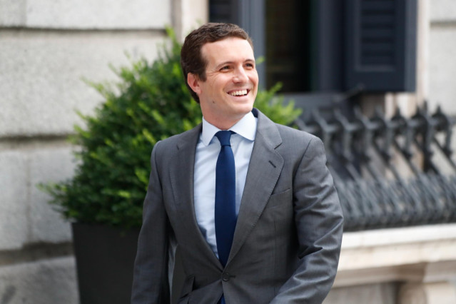 El presidente del PP, Pablo Casado, a su llegada al Congreso de los Diputados para la segunda sesión del debate de investidura del candidato socialista a la Presidencia del Gobierno.