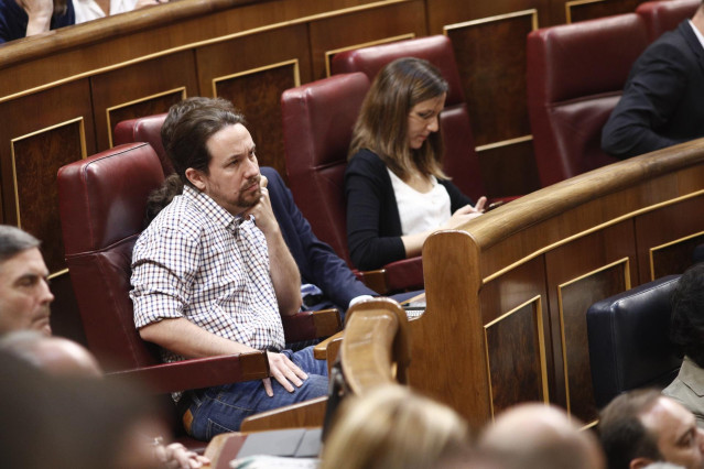 El secretario general de Podemos, Pablo Iglesias, escucha con gesto serio el discurso del presidente del Gobierno en funciones previo a la  segunda votación para la investidura del candidato socialista a la Presidencia del Gobierno. Iglesias confirmó prev