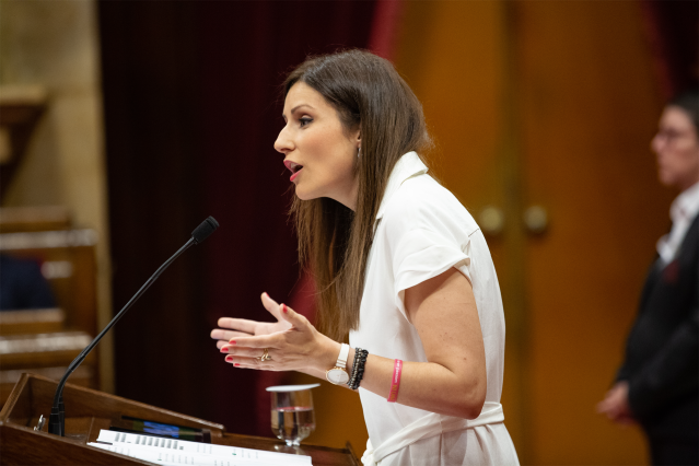 La portavoz de Ciudadanos en el Parlament, Lorena Roldán, durante su intervención en una sesión del pleno del Parlament de Catalunya.