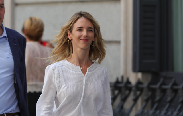 La diputada del Partido Popular por Barcelona, Cayetana Álvarez de Toledo, llega al Congreso de los Diputados, horas previas a la segunda votación para la investidura del candidato socialista a la Presidencia del Gobierno.